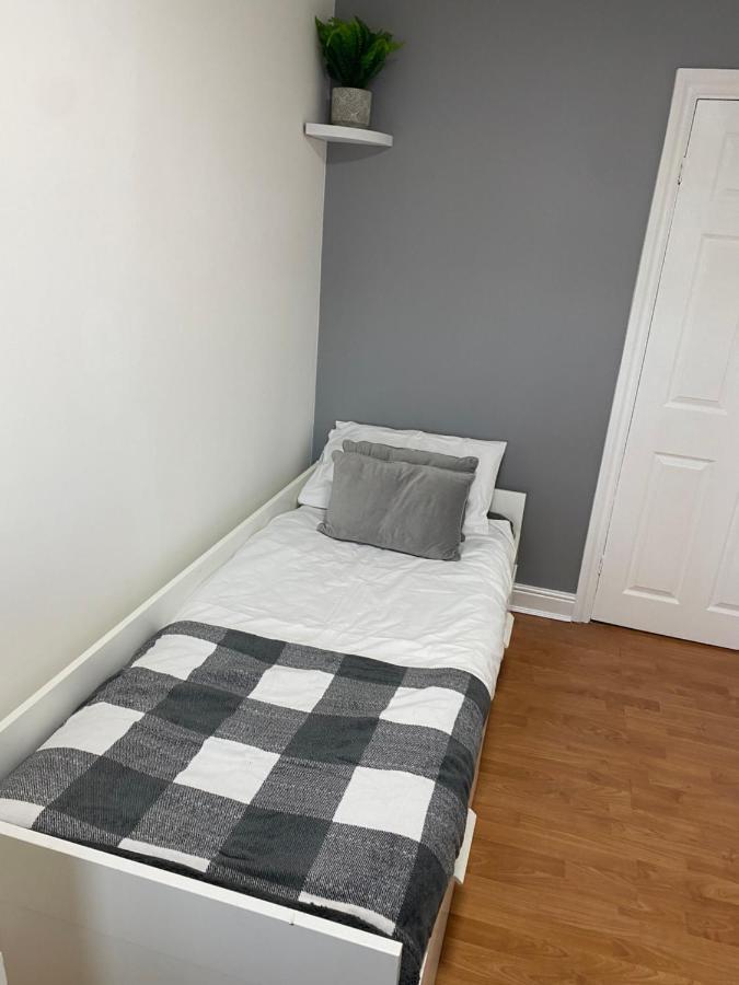 Large Home, Close To Bhx, Nec, Jlr, 4 Double Beds! *