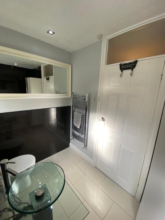 Large Home, Close To Bhx, Nec, Jlr, 4 Double Beds! Holiday home