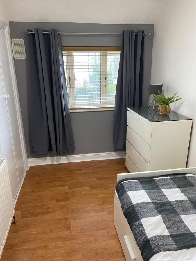 Large Home, Close To Bhx, Nec, Jlr, 4 Double Beds! Holiday home *