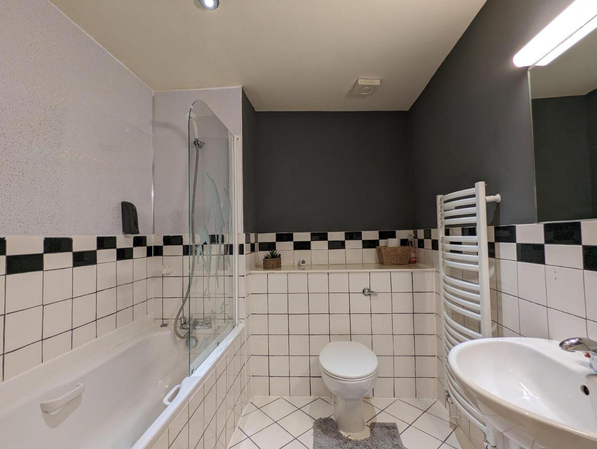 Apartment Sealand With Allocated Parking!