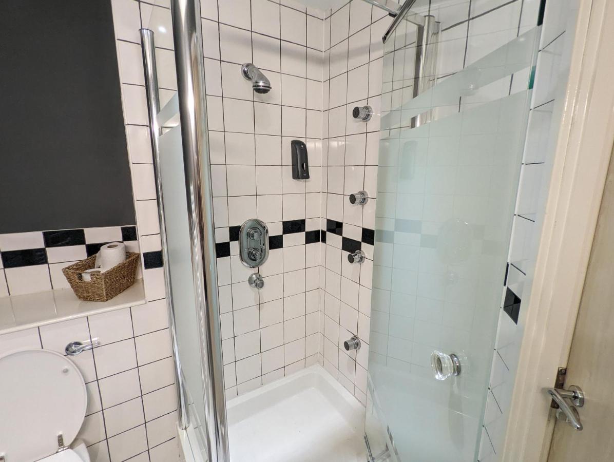 Apartment Sealand With Allocated Parking!