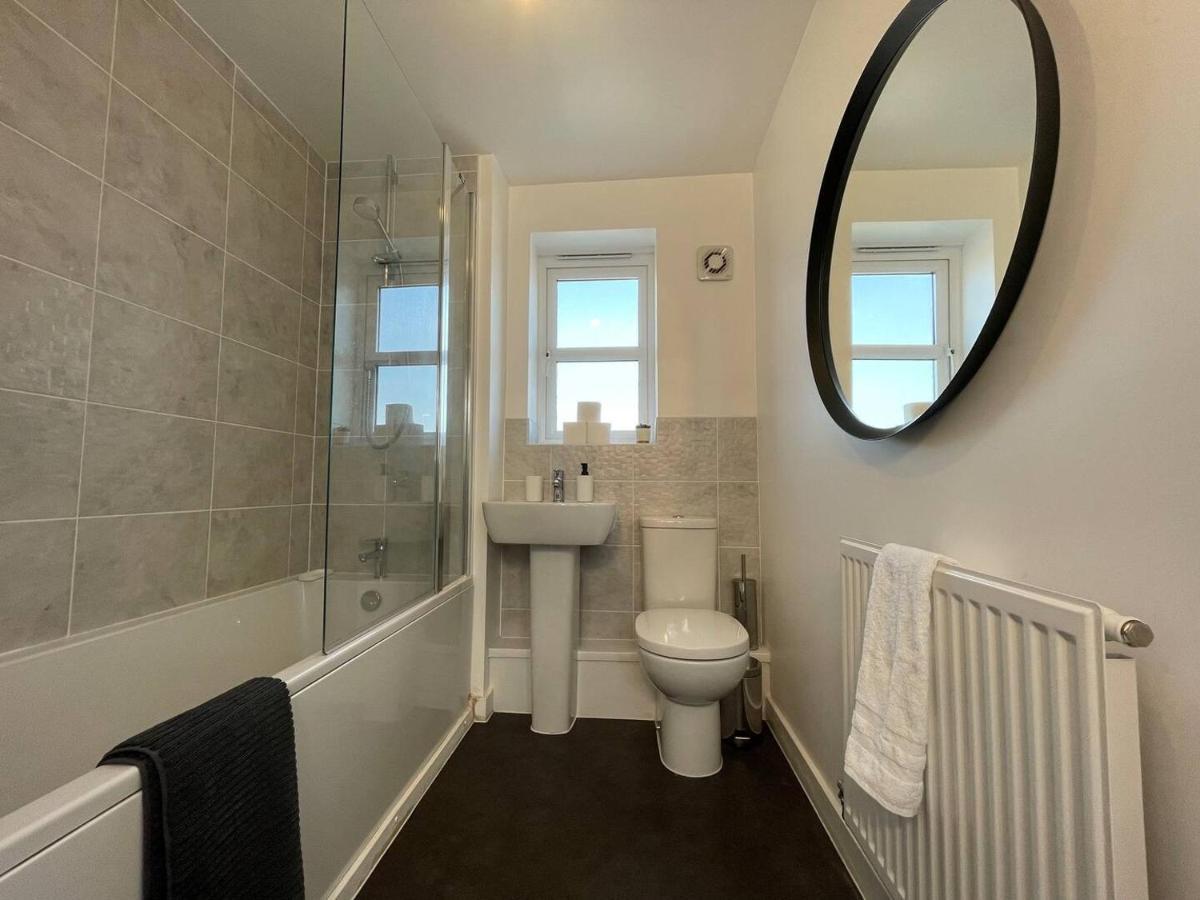 Cosy 2br Retreat, Near Uni & Qe Hospital, Parking Apartment *