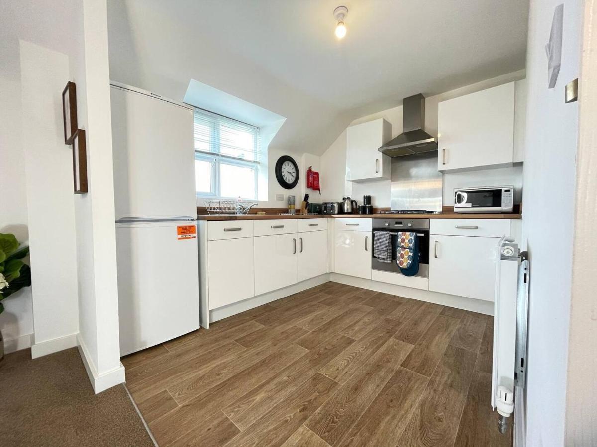 Cosy 2br Retreat, Near Uni & Qe Hospital, Parking Apartment