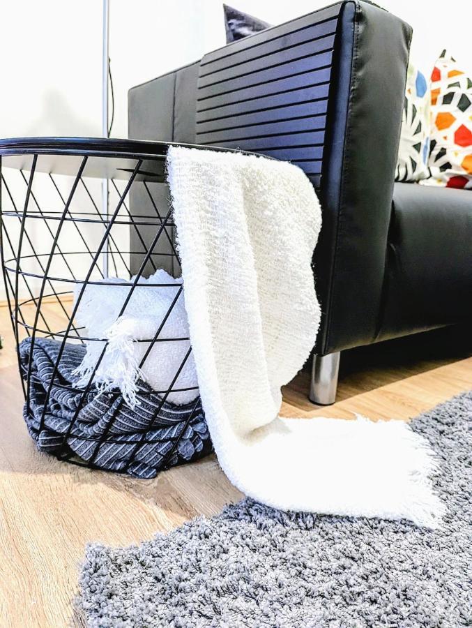 Luxury 1 Bed Service Apartment With Parking Apartment *
