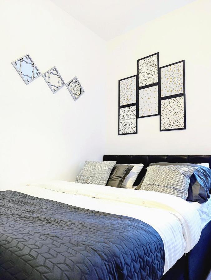 Luxury 1 Bed Service Apartment With Parking