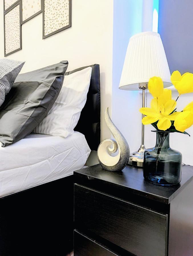 Luxury 1 Bed Service Apartment With Parking *