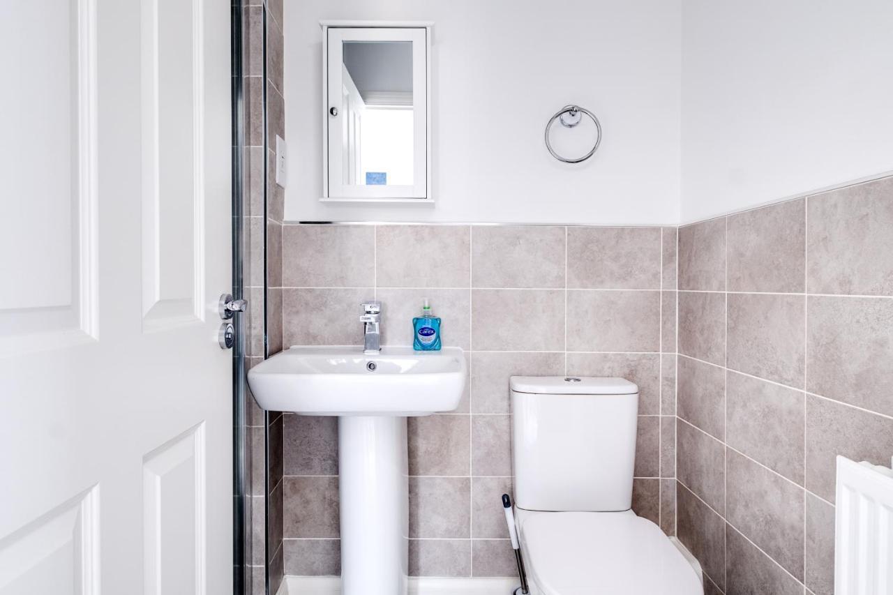 Luxury Centre Stylish 2 Bed House ☆ Free Driveway Parking → With 55 Inch Smart Tv, Free Netflix & Wifi ✘ Comfy Seating Area - By Maevela * Birmingham