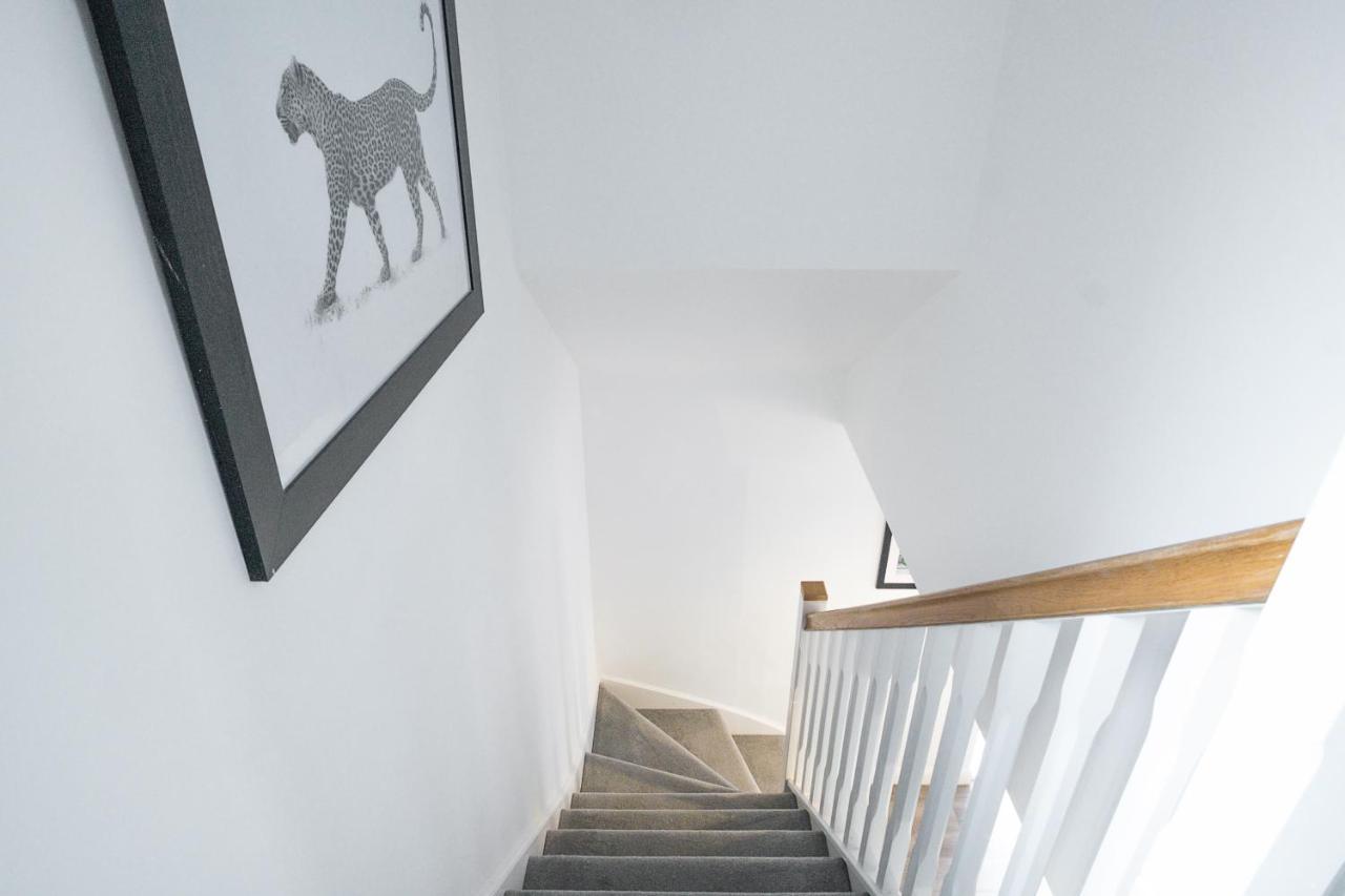 Luxury Centre Stylish 2 Bed House ☆ Free Driveway Parking → With 55 Inch Smart Tv, Free Netflix & Wifi ✘ Comfy Seating Area - By Maevela Holiday home