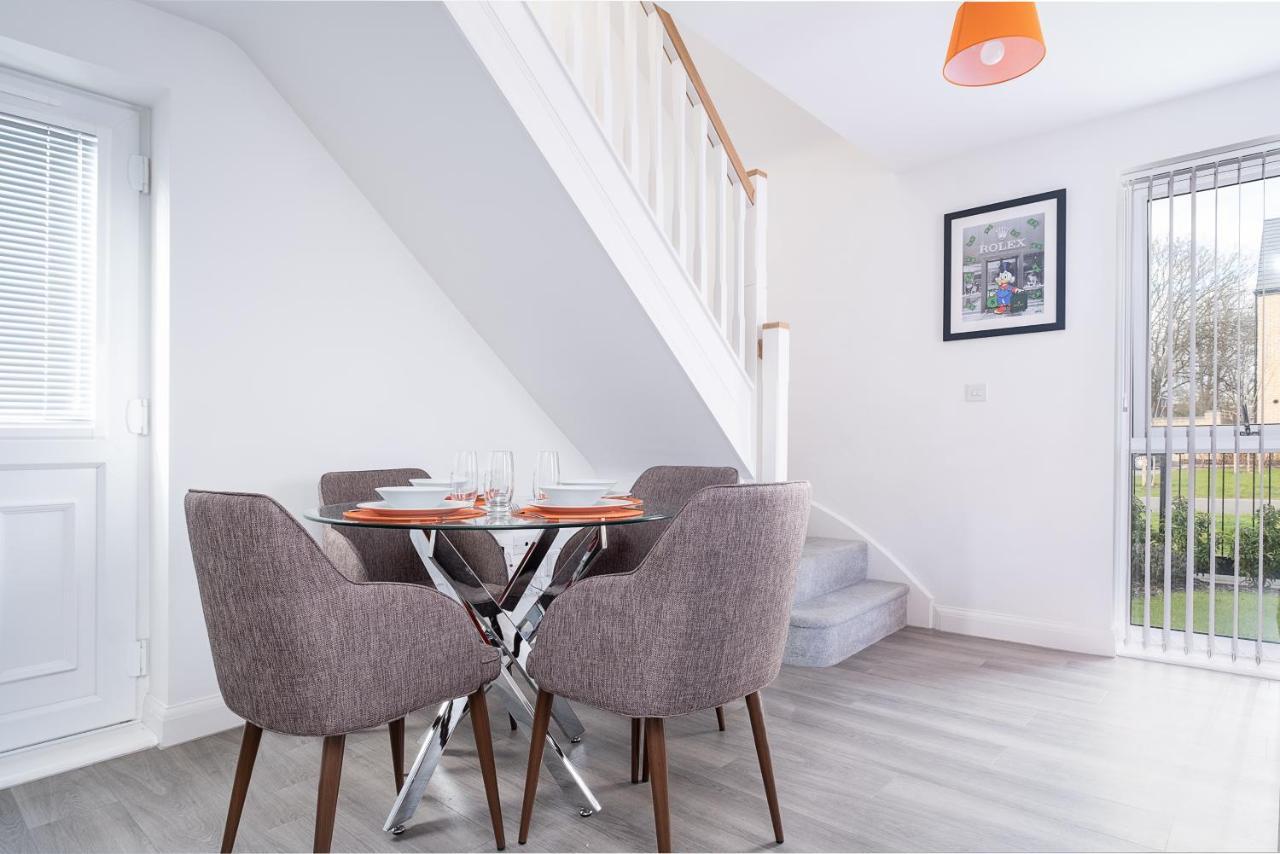 Holiday home Luxury Centre Stylish 2 Bed House ☆ Free Driveway Parking → With 55 Inch Smart Tv, Free Netflix & Wifi ✘ Comfy Seating Area - By Maevela