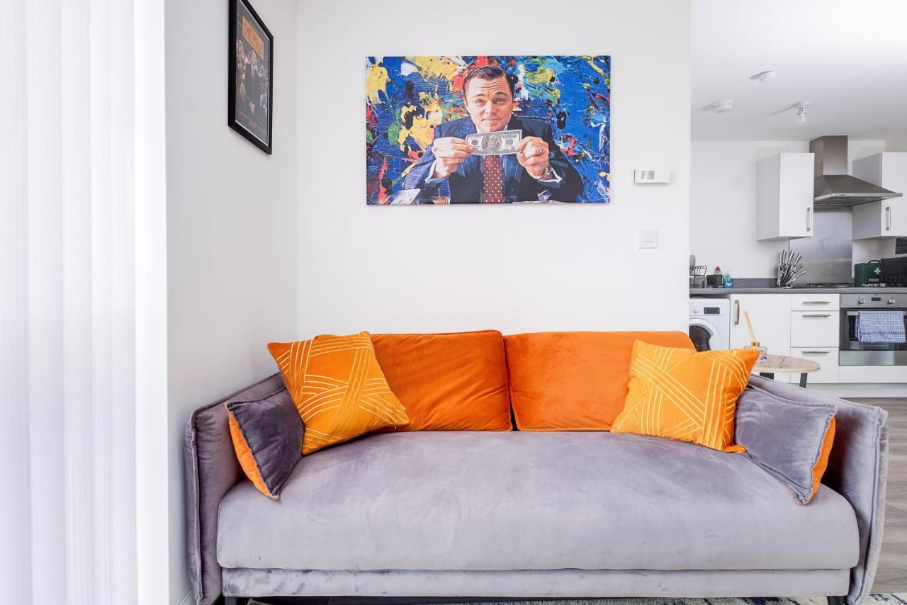 Luxury Centre Stylish 2 Bed House ☆ Free Driveway Parking → With 55 Inch Smart Tv, Free Netflix & Wifi ✘ Comfy Seating Area - By Maevela * Birmingham