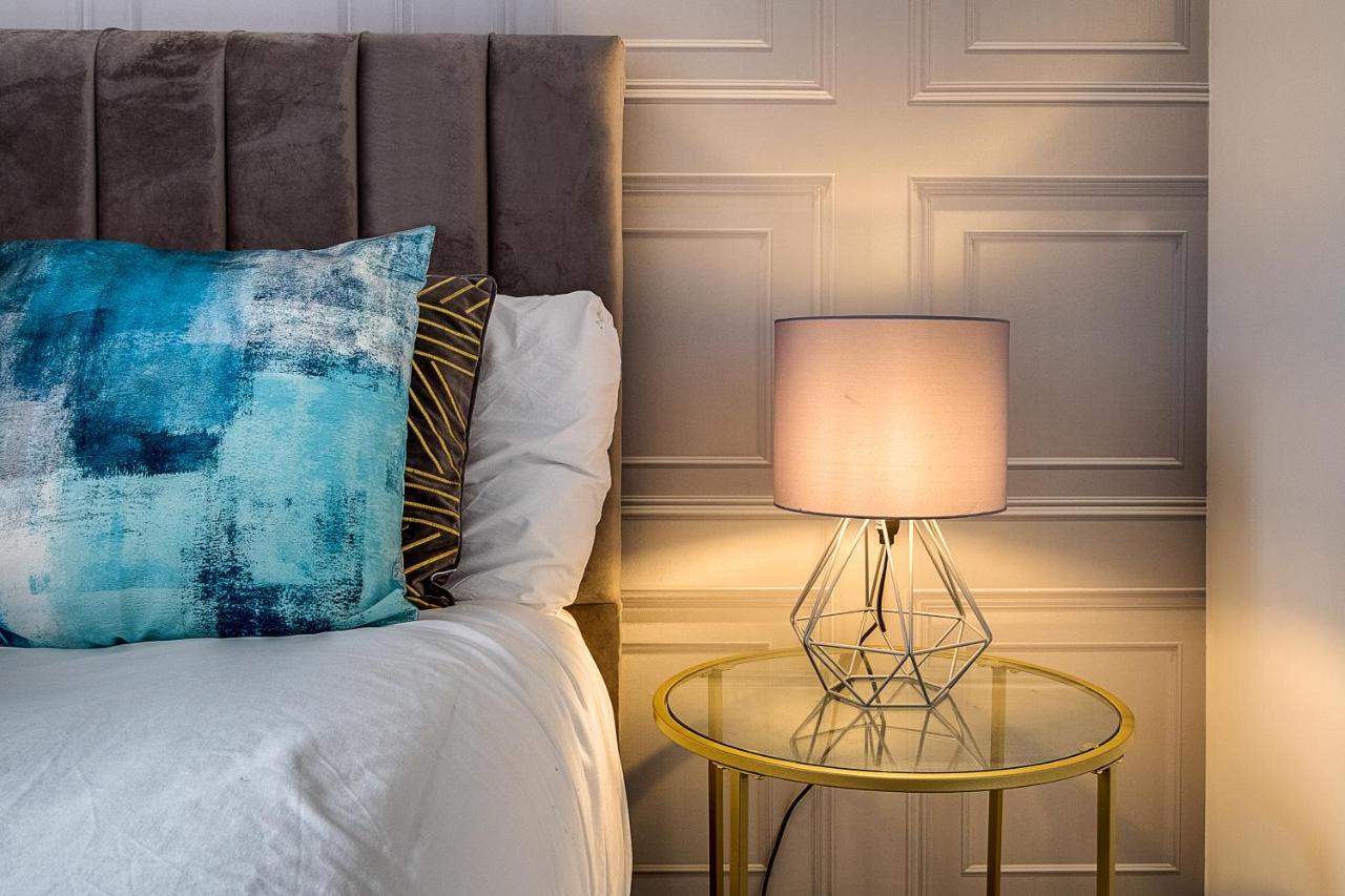 Luxury Centre Stylish 2 Bed House ☆ Free Driveway Parking → With 55 Inch Smart Tv, Free Netflix & Wifi ✘ Comfy Seating Area - By Maevela Holiday home *
