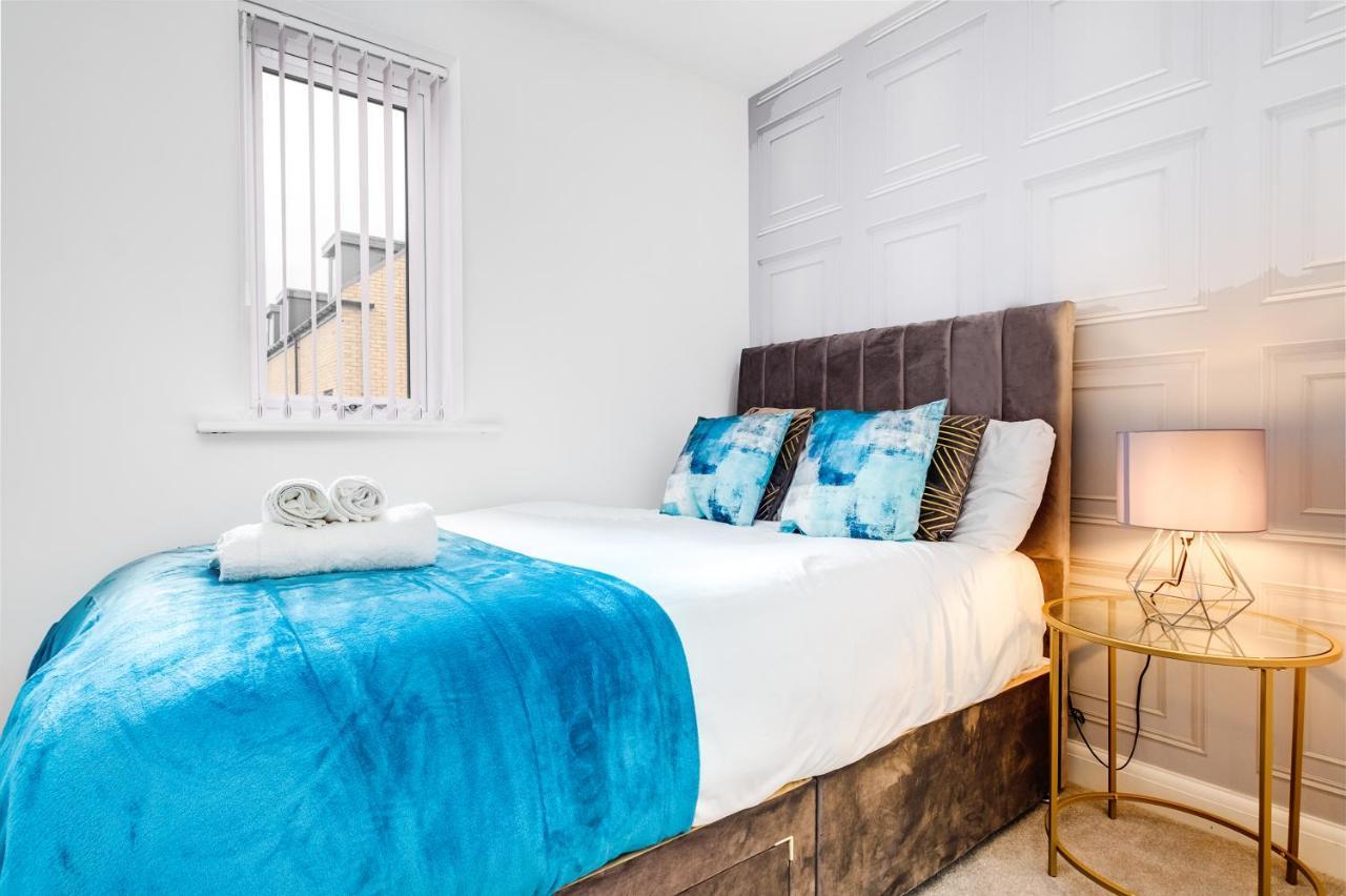 Luxury Centre Stylish 2 Bed House ☆ Free Driveway Parking → With 55 Inch Smart Tv, Free Netflix & Wifi ✘ Comfy Seating Area - By Maevela * Birmingham