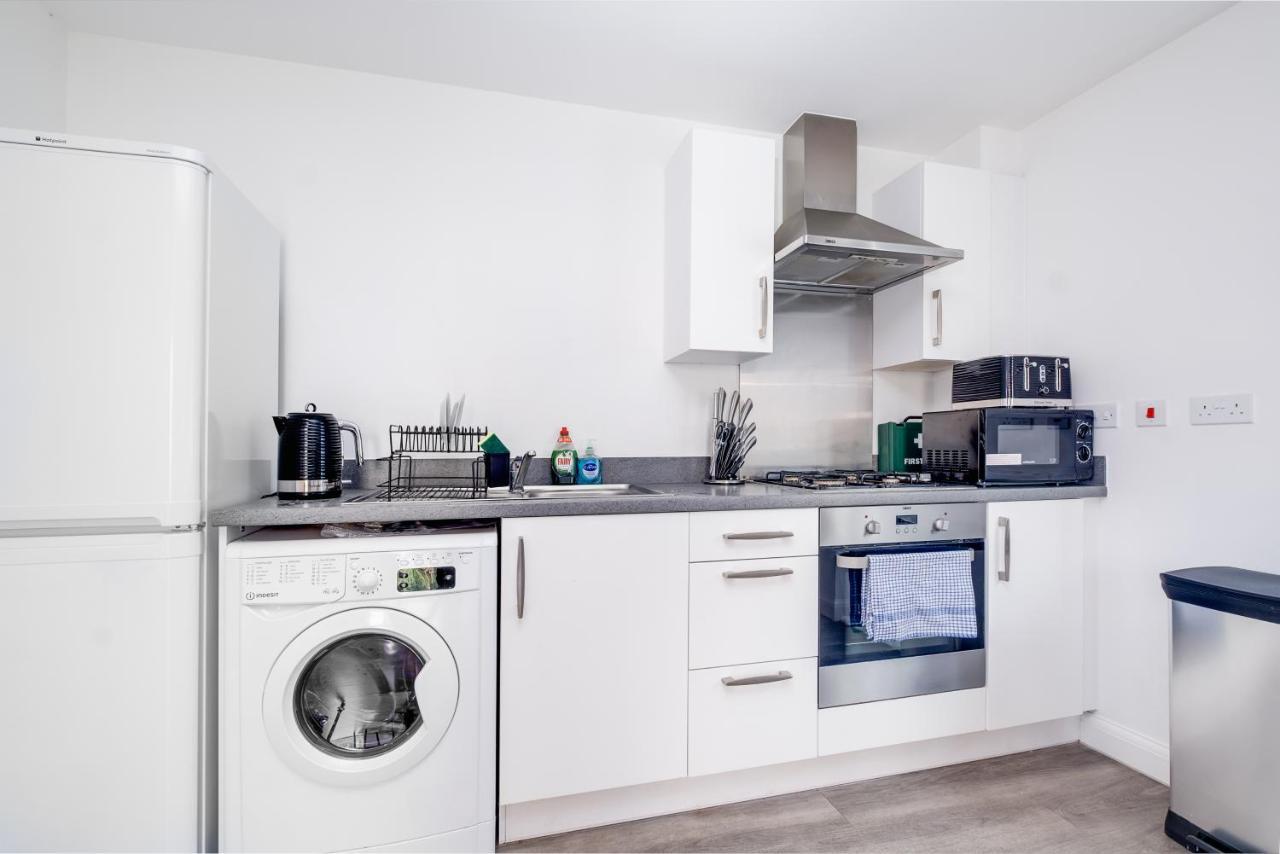Luxury Centre Stylish 2 Bed House ☆ Free Driveway Parking → With 55 Inch Smart Tv, Free Netflix & Wifi ✘ Comfy Seating Area - By Maevela Holiday home *