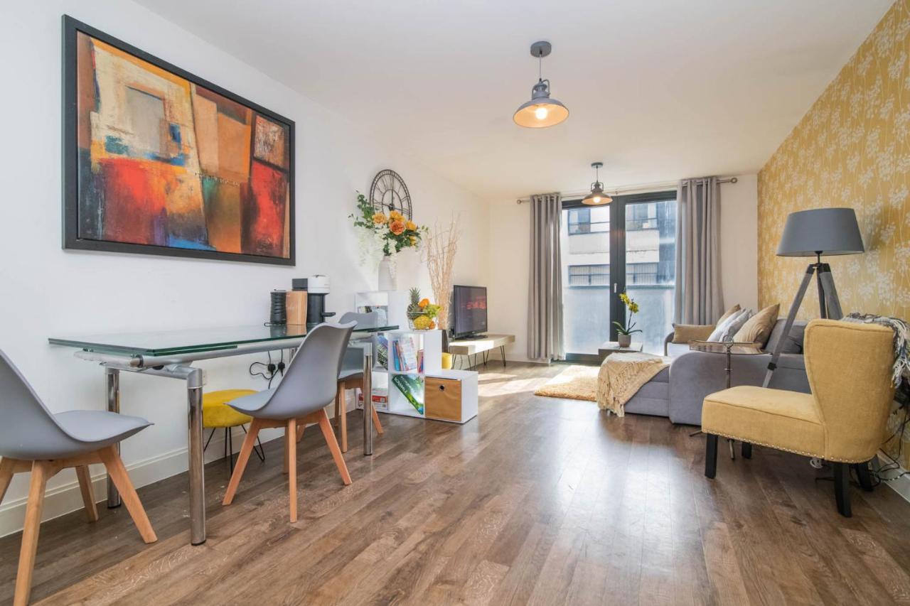 Vibrant 2 Bed 2 Bath Free Parking In Chinatown Birmingham