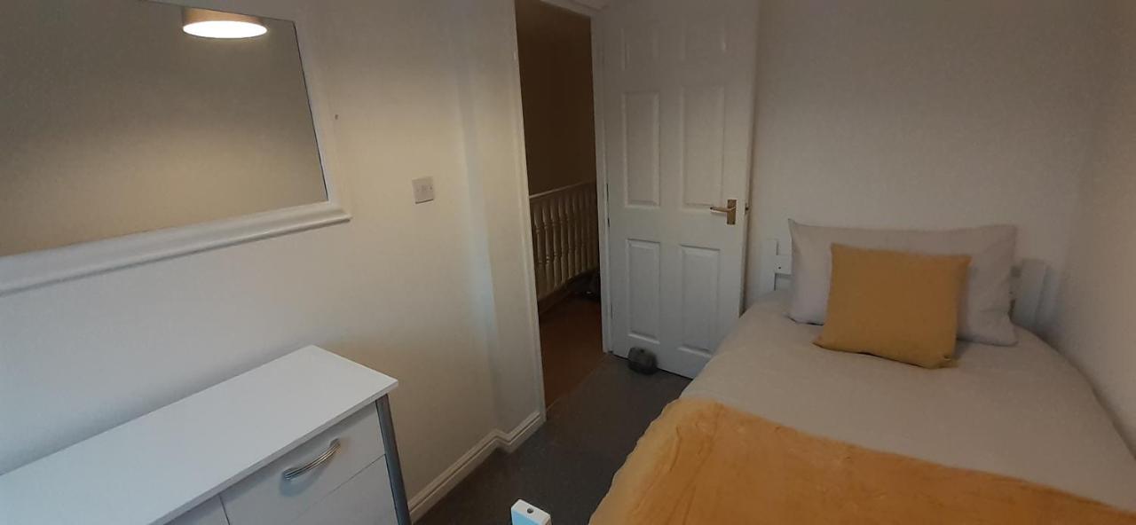 Hawksworth House: Convenient Nec & Airport With Free Parking Apartment