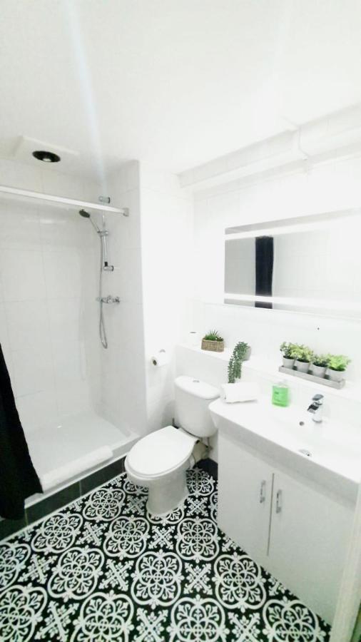 Stylish Centre Apart W/balcony Apartment