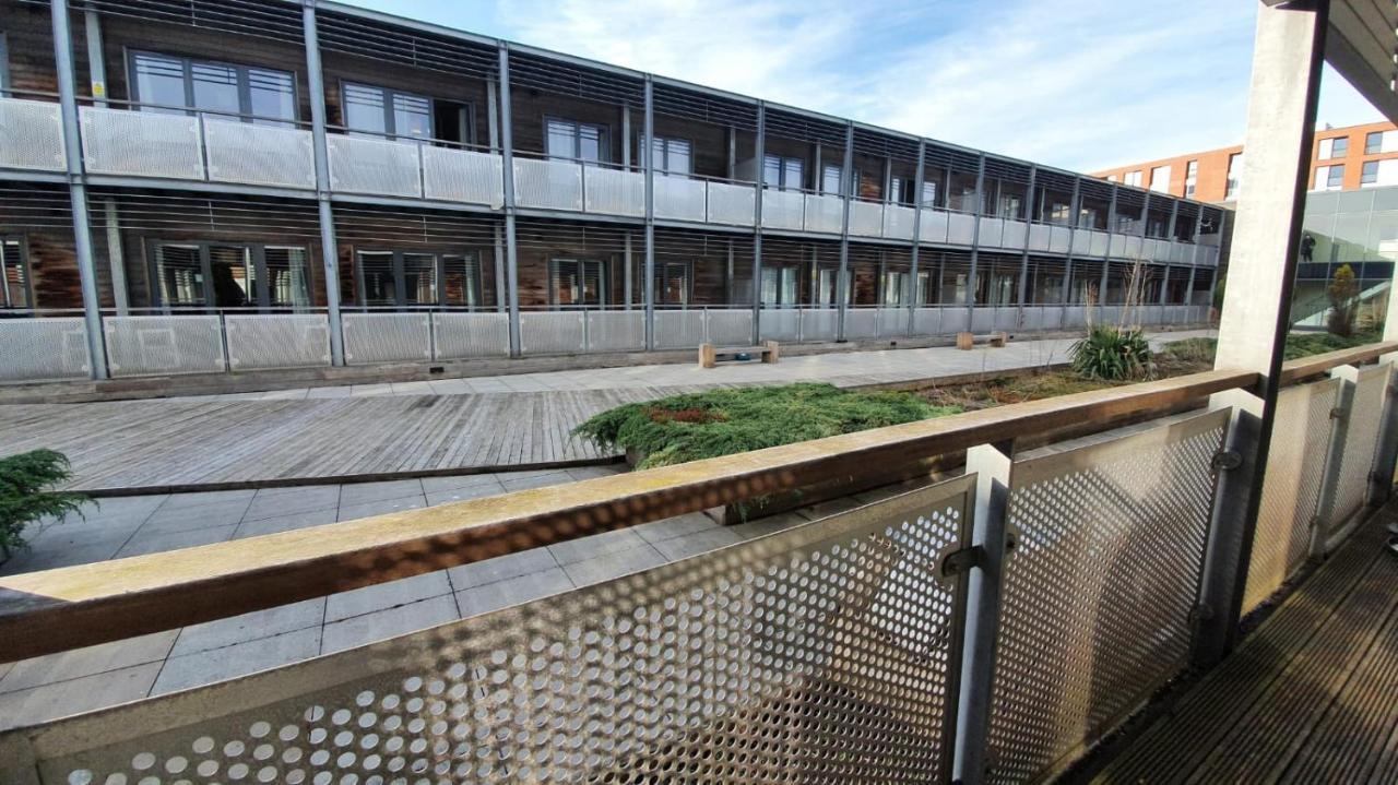 Modern Arcadian Centre 2 Bed / Balcony Apartment *