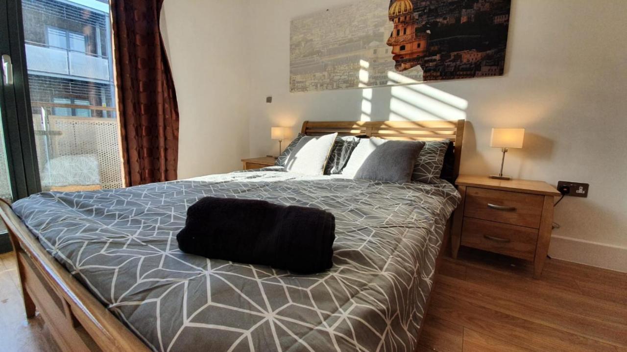Modern Arcadian Centre 2 Bed / Balcony Birmingham