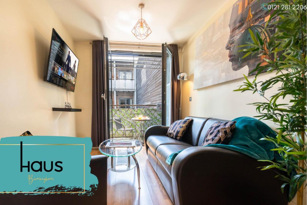 Haus Centre - Balcony - Secure Parking - Arcadian Apartment *