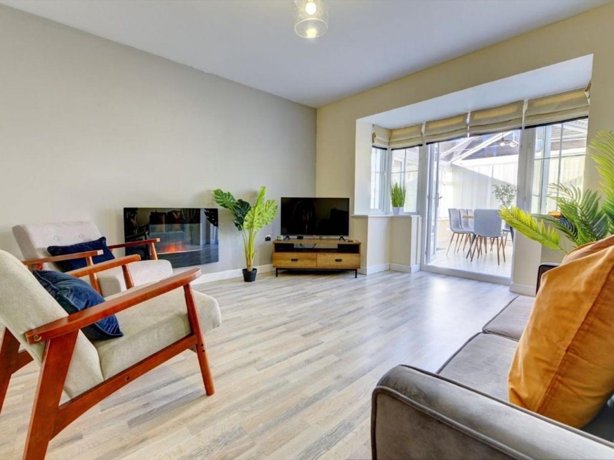 Villa The Leyburn I Large Executive House I Great Dining Space I Parking I Garden I Close To Nec & 12 Mins To Airport I Ecoshort Term Let By Silva Birmingham