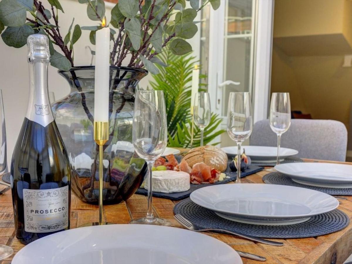 The Leyburn I Large Executive House I Great Dining Space I Parking I Garden I Close To Nec & 12 Mins To Airport I Ecoshort Term Let By Silva Birmingham