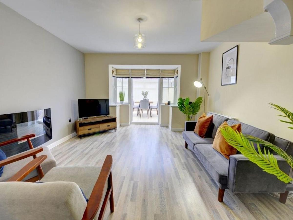 The Leyburn I Large Executive House I Great Dining Space I Parking I Garden I Close To Nec & 12 Mins To Airport I Ecoshort Term Let By Silva Villa