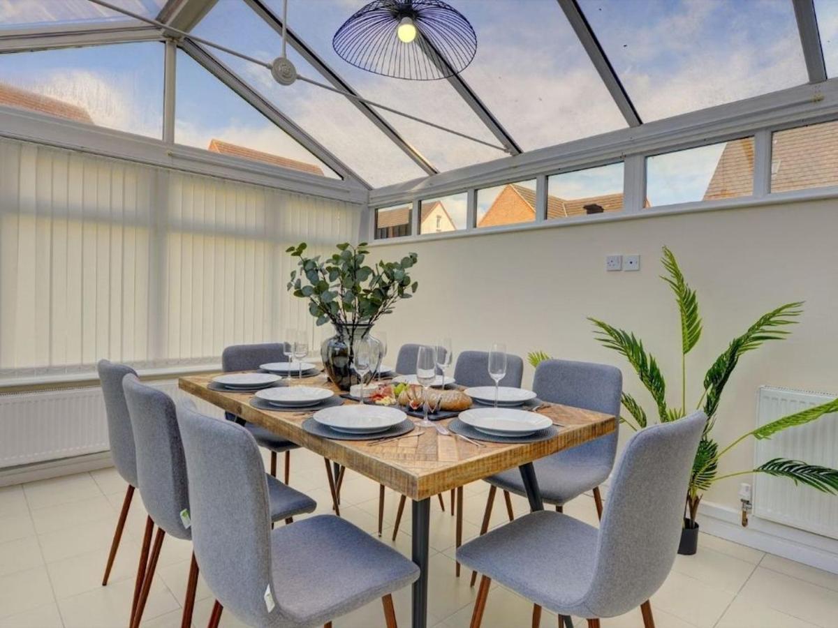 The Leyburn I Large Executive House I Great Dining Space I Parking I Garden I Close To Nec & 12 Mins To Airport I Ecoshort Term Let By Silva Villa