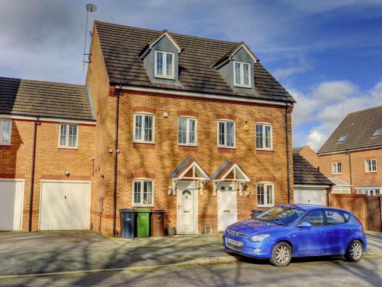 The Leyburn I Large Executive House I Great Dining Space I Parking I Garden I Close To Nec & 12 Mins To Airport I Ecoshort Term Let By Silva * Birmingham