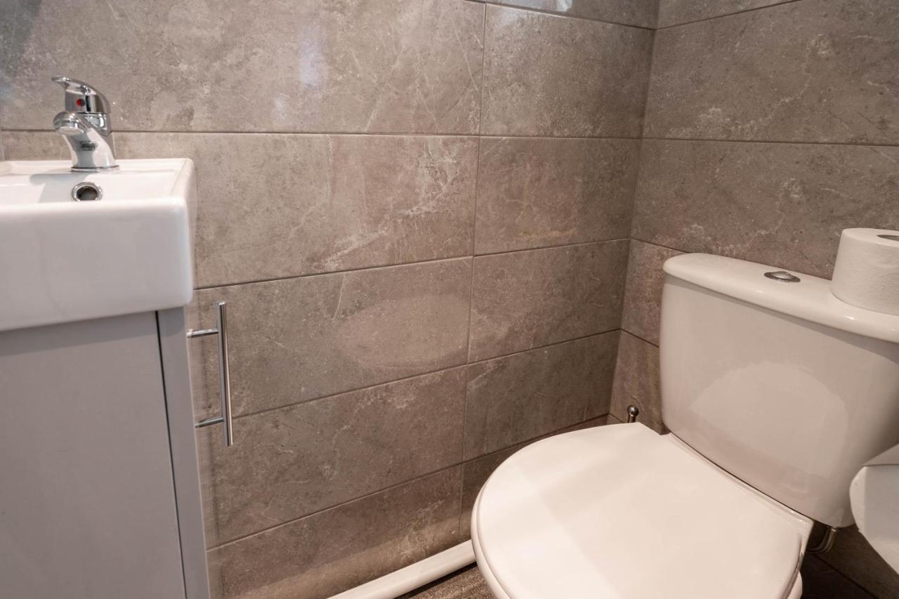 Apartment Haus - Luxury 4 Bedroom House - Parking - Fast Wifi - Smart Tvs - Garden - Rated