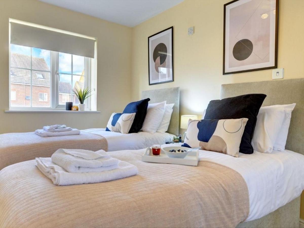The Leyburn I Large Executive House I Great Dining Space I Parking I Garden I Close To Nec & 12 Mins To Airport I Ecoshort Term Let By Silva Villa Birmingham