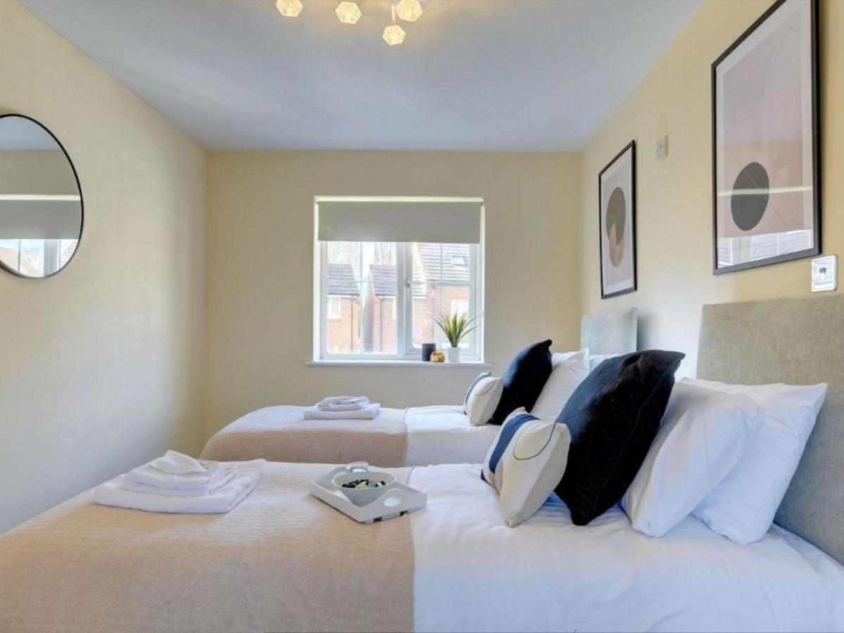 The Leyburn I Large Executive House I Great Dining Space I Parking I Garden I Close To Nec & 12 Mins To Airport I Ecoshort Term Let By Silva *