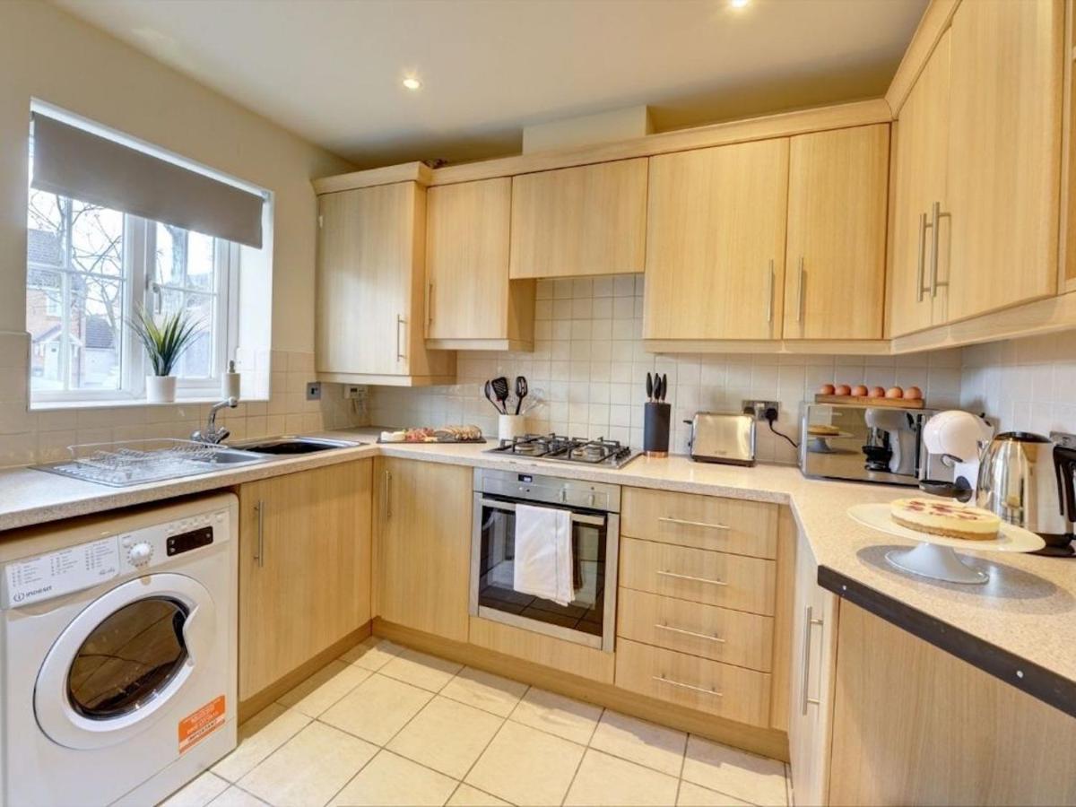 The Leyburn I Large Executive House I Great Dining Space I Parking I Garden I Close To Nec & 12 Mins To Airport I Ecoshort Term Let By Silva Villa