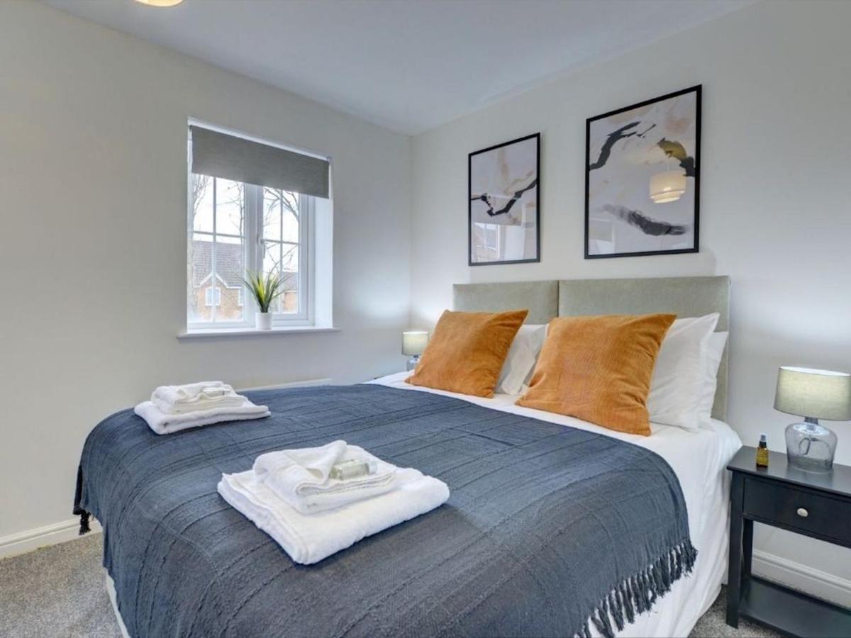 The Leyburn I Large Executive House I Great Dining Space I Parking I Garden I Close To Nec & 12 Mins To Airport I Ecoshort Term Let By Silva