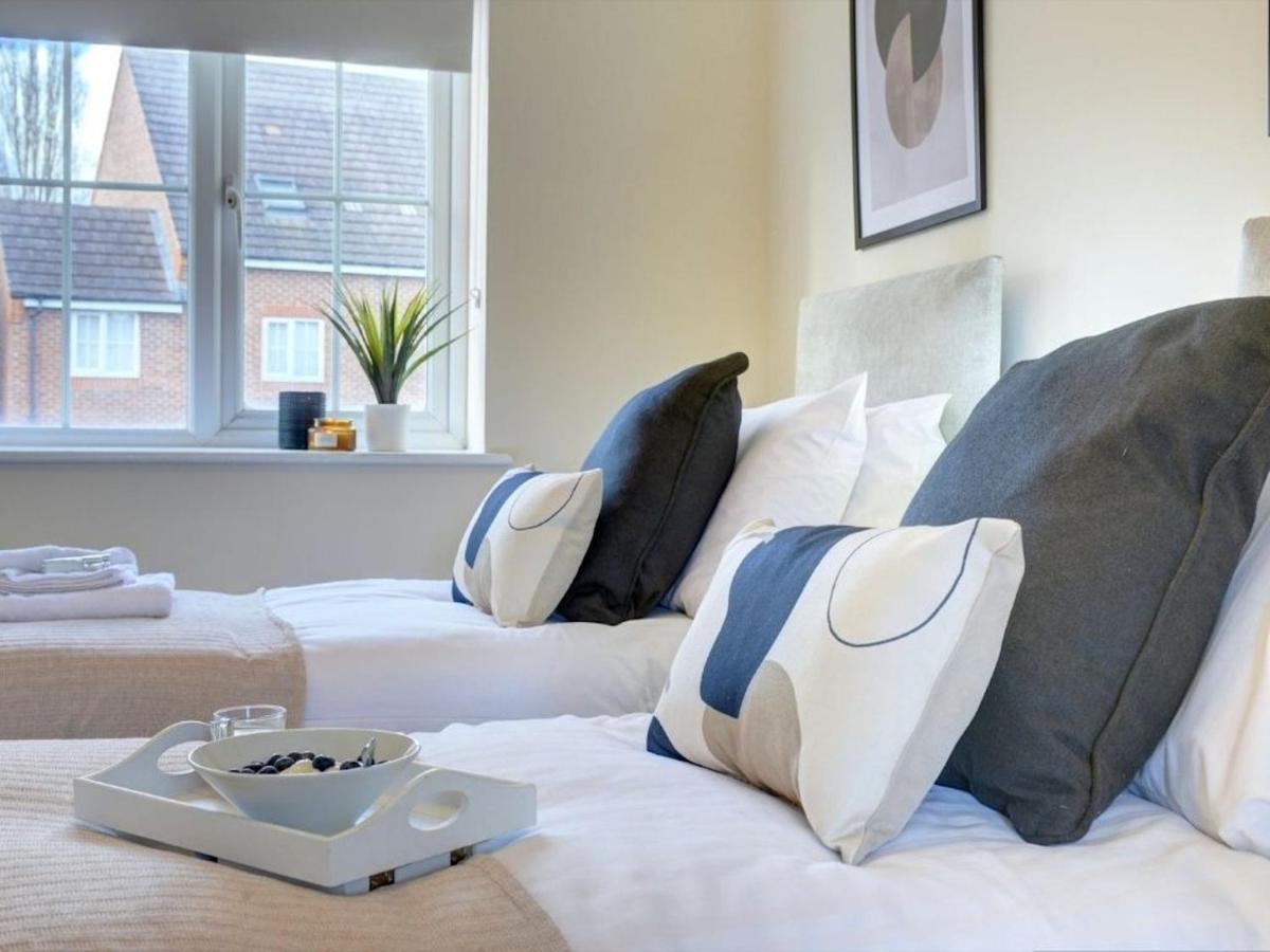 The Leyburn I Large Executive House I Great Dining Space I Parking I Garden I Close To Nec & 12 Mins To Airport I Ecoshort Term Let By Silva Birmingham
