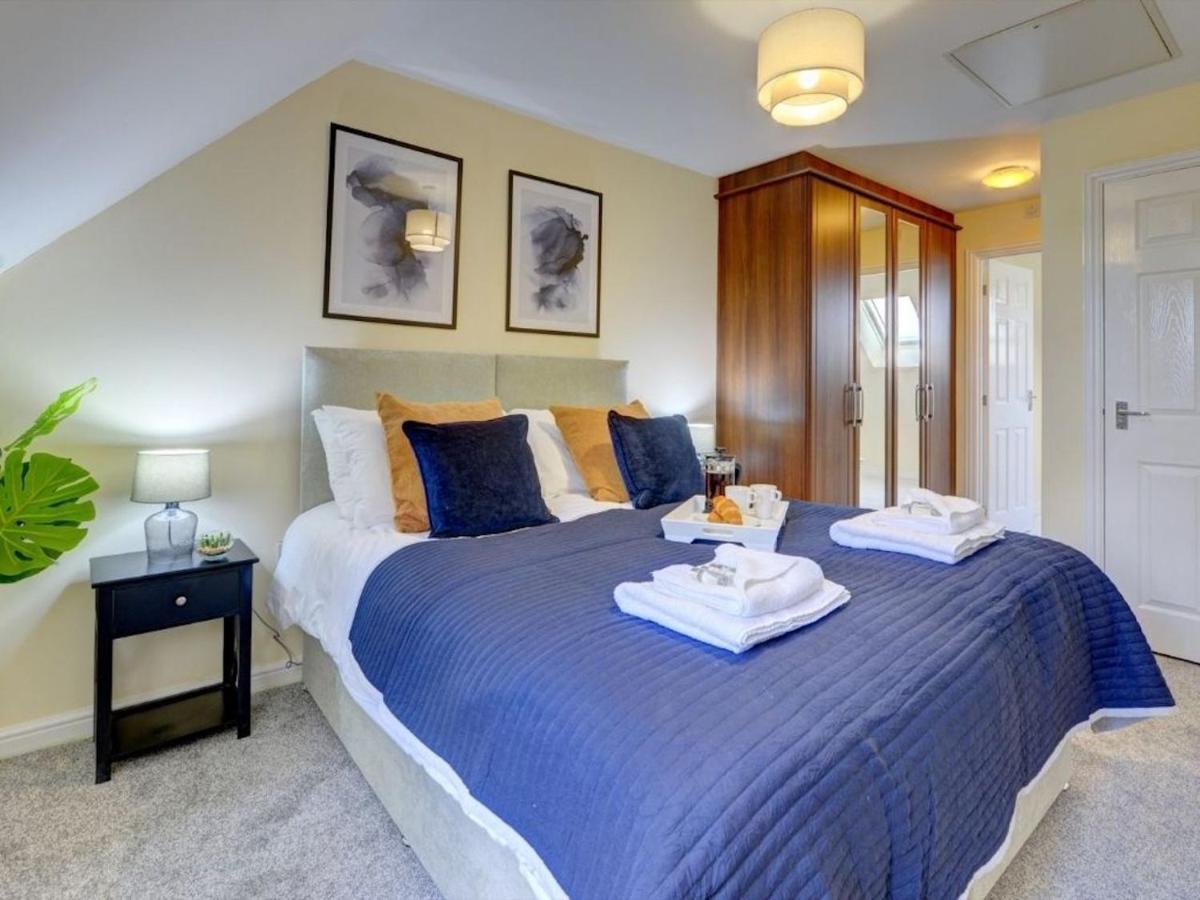 The Leyburn I Large Executive House I Great Dining Space I Parking I Garden I Close To Nec & 12 Mins To Airport I Ecoshort Term Let By Silva Villa
