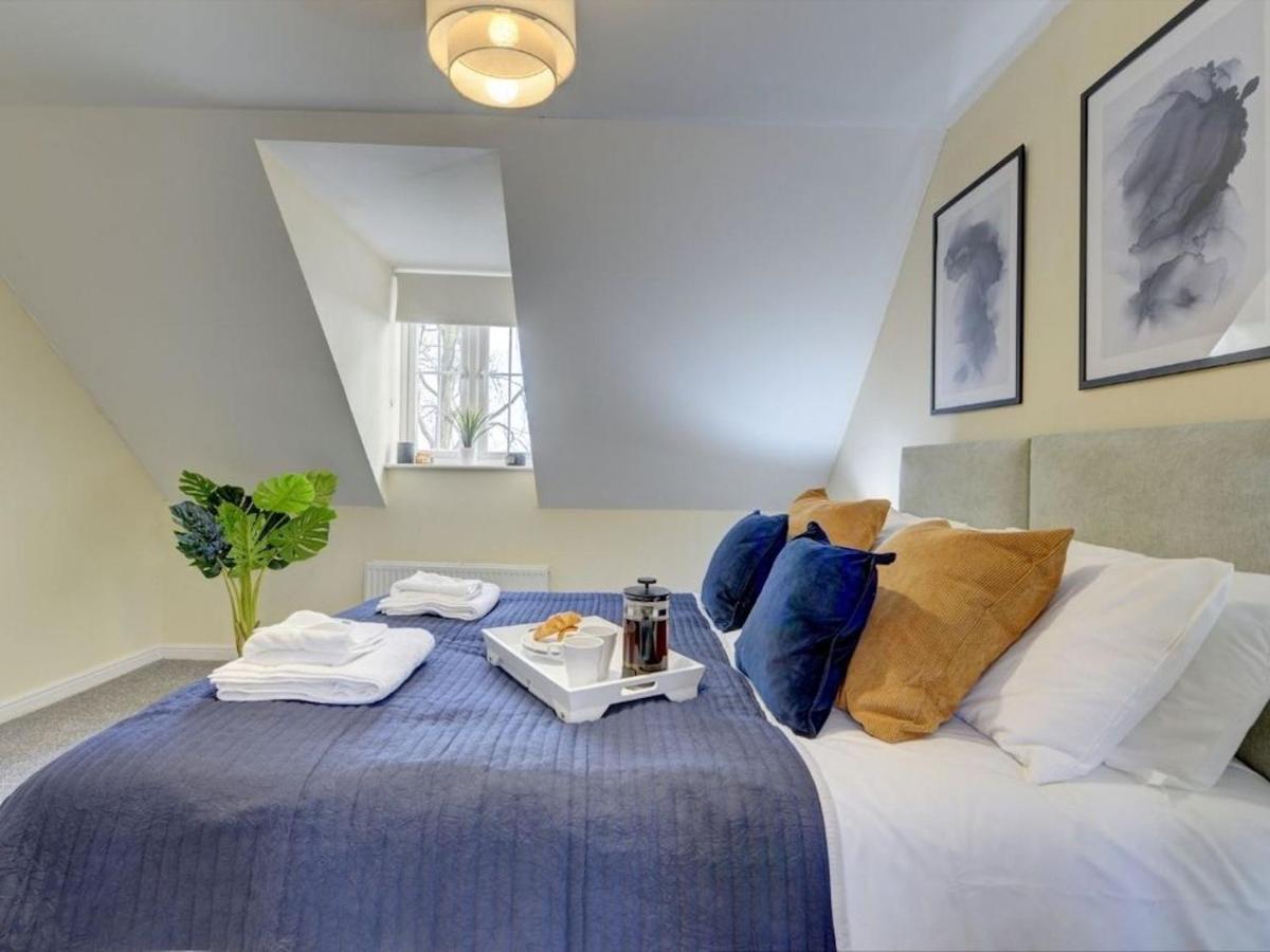The Leyburn I Large Executive House I Great Dining Space I Parking I Garden I Close To Nec & 12 Mins To Airport I Ecoshort Term Let By Silva *