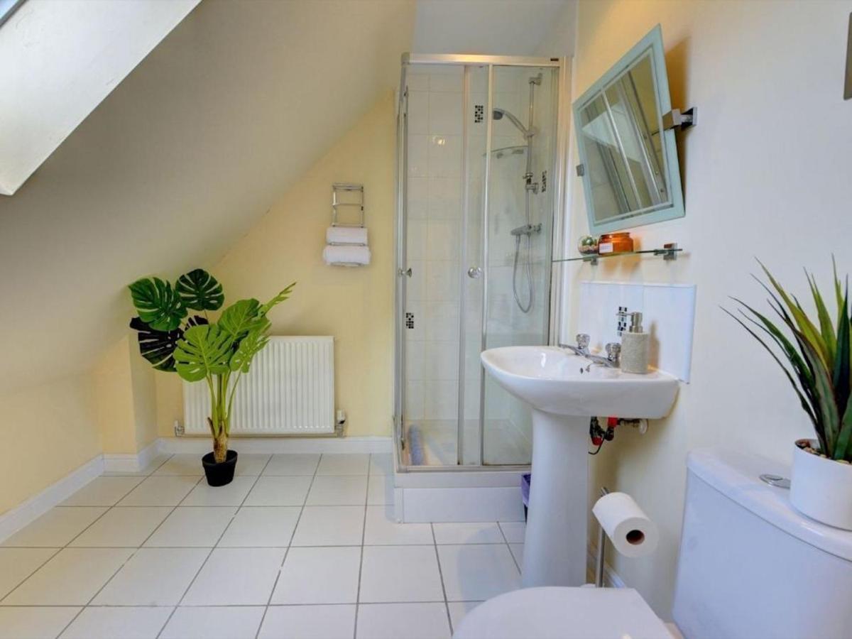 Villa The Leyburn I Large Executive House I Great Dining Space I Parking I Garden I Close To Nec & 12 Mins To Airport I Ecoshort Term Let By Silva *