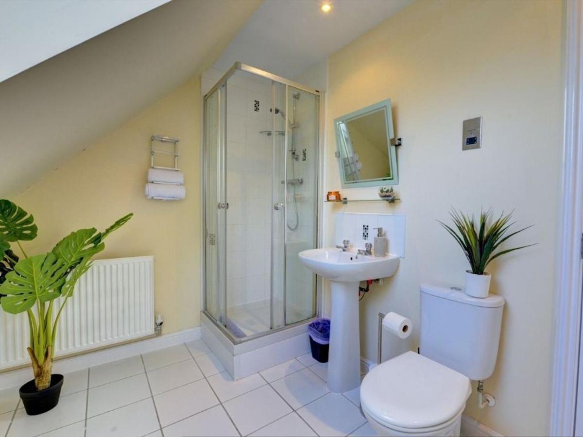 The Leyburn I Large Executive House I Great Dining Space I Parking I Garden I Close To Nec & 12 Mins To Airport I Ecoshort Term Let By Silva Villa Birmingham