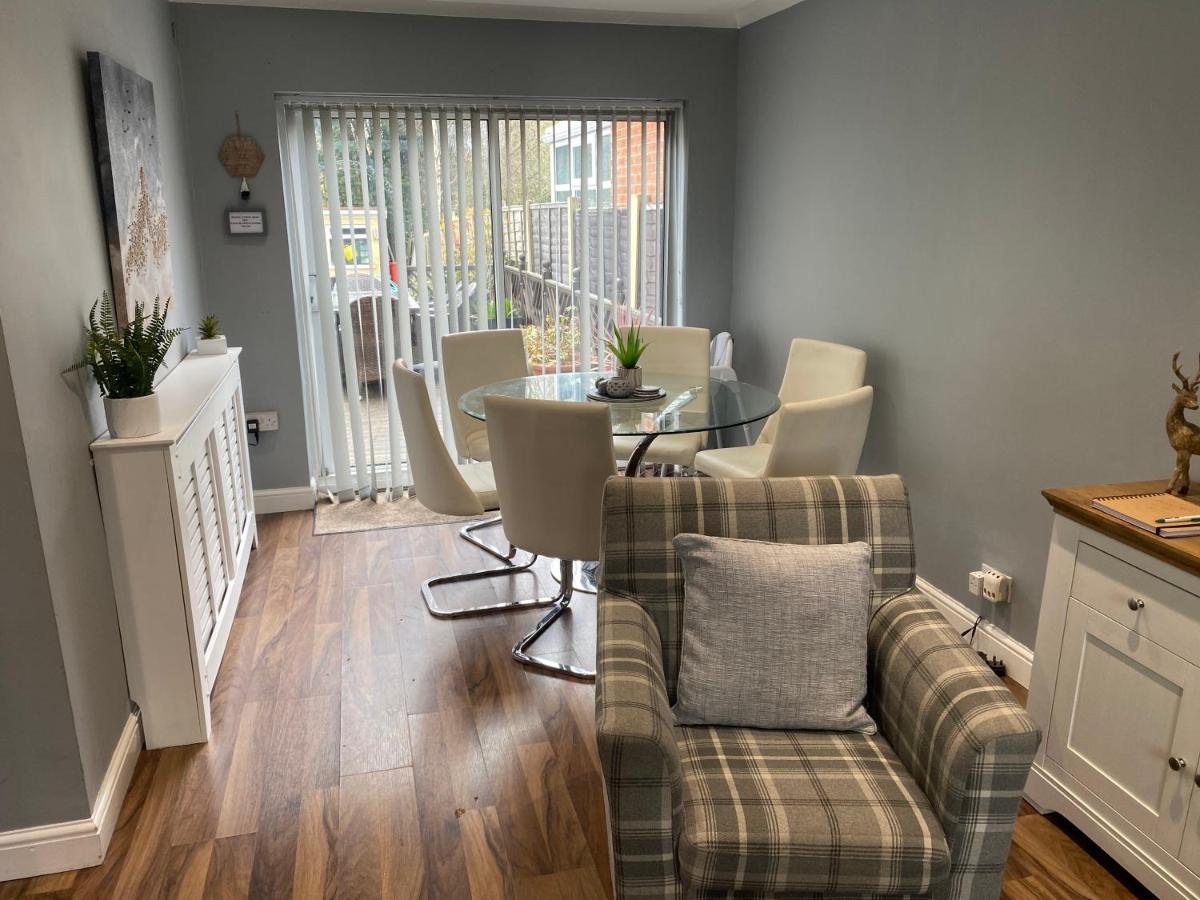 Large Home, Close To Bhx, Nec, Jlr, 4 Double Beds! Holiday home *