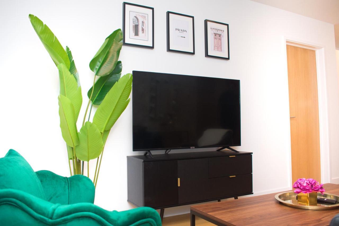 Exoticstay - New Build - Luxe 2 Bedroom Apt - Free Parking - Smart 4k Tv With Ultrafast Wifi & Netflix - Centre Apartment *