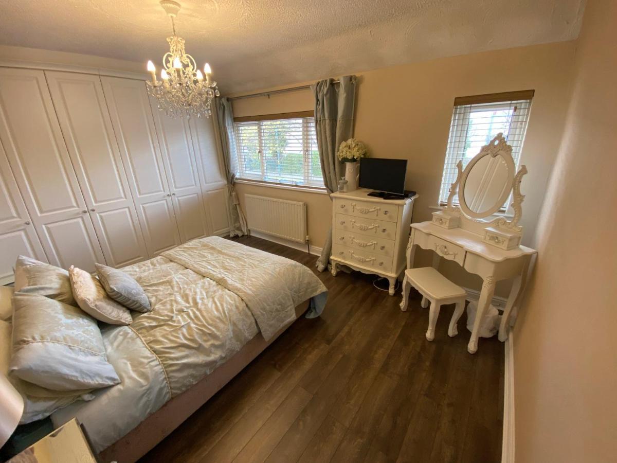 Large Home, Close To Bhx, Nec, Jlr, 4 Double Beds! Holiday home *