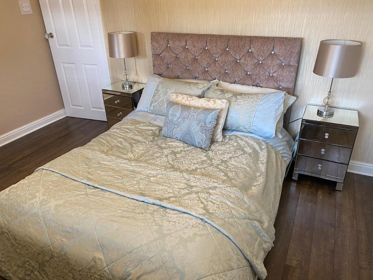 Large Home, Close To Bhx, Nec, Jlr, 4 Double Beds! *