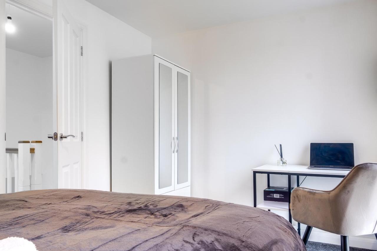 Luxury 2 Bed House Centre ✘ Bbq & Garden ☆ Family Friendly→ Swingball & Outdoor Furniture - Free Parking → With 50 Inch Smart Tv, Free Netflix & Wifi ✘ Comfy Seating Area - By Maevela * Birmingham