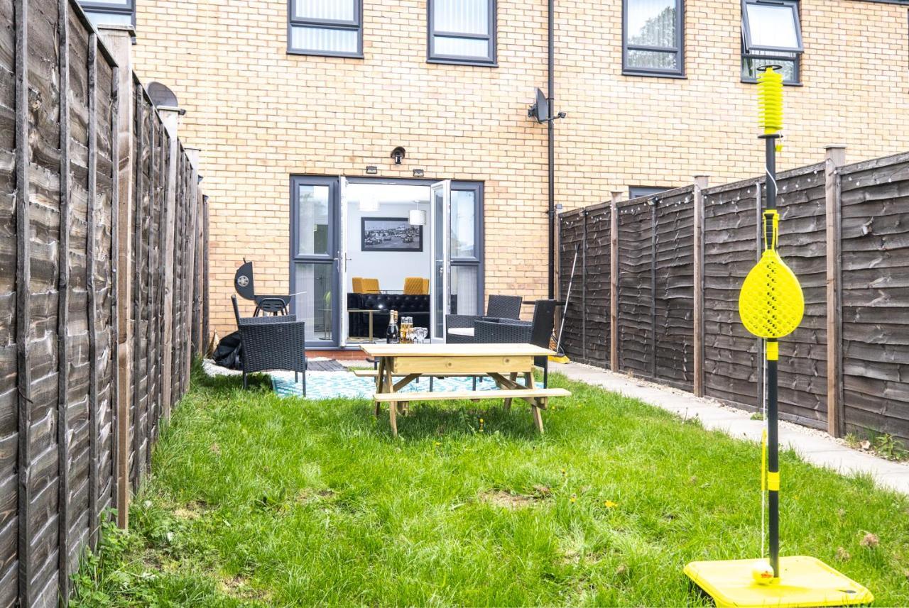 Luxury 2 Bed House Centre ✘ Bbq & Garden ☆ Family Friendly→ Swingball & Outdoor Furniture - Free Parking → With 50 Inch Smart Tv, Free Netflix & Wifi ✘ Comfy Seating Area - By Maevela Holiday home *