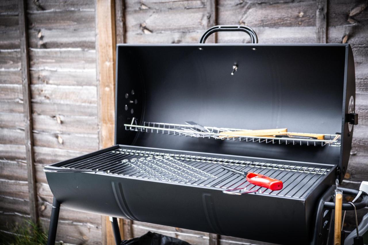 Luxury 2 Bed House Centre ✘ Bbq & Garden ☆ Family Friendly→ Swingball & Outdoor Furniture - Free Parking → With 50 Inch Smart Tv, Free Netflix & Wifi ✘ Comfy Seating Area - By Maevela Holiday home *