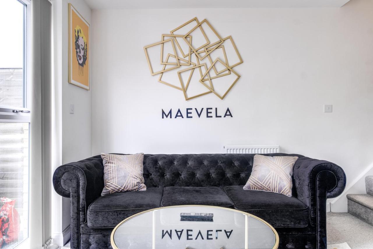 Luxury 2 Bed House Centre ✘ Bbq & Garden ☆ Family Friendly→ Swingball & Outdoor Furniture - Free Parking → With 50 Inch Smart Tv, Free Netflix & Wifi ✘ Comfy Seating Area - By Maevela Holiday home Birmingham