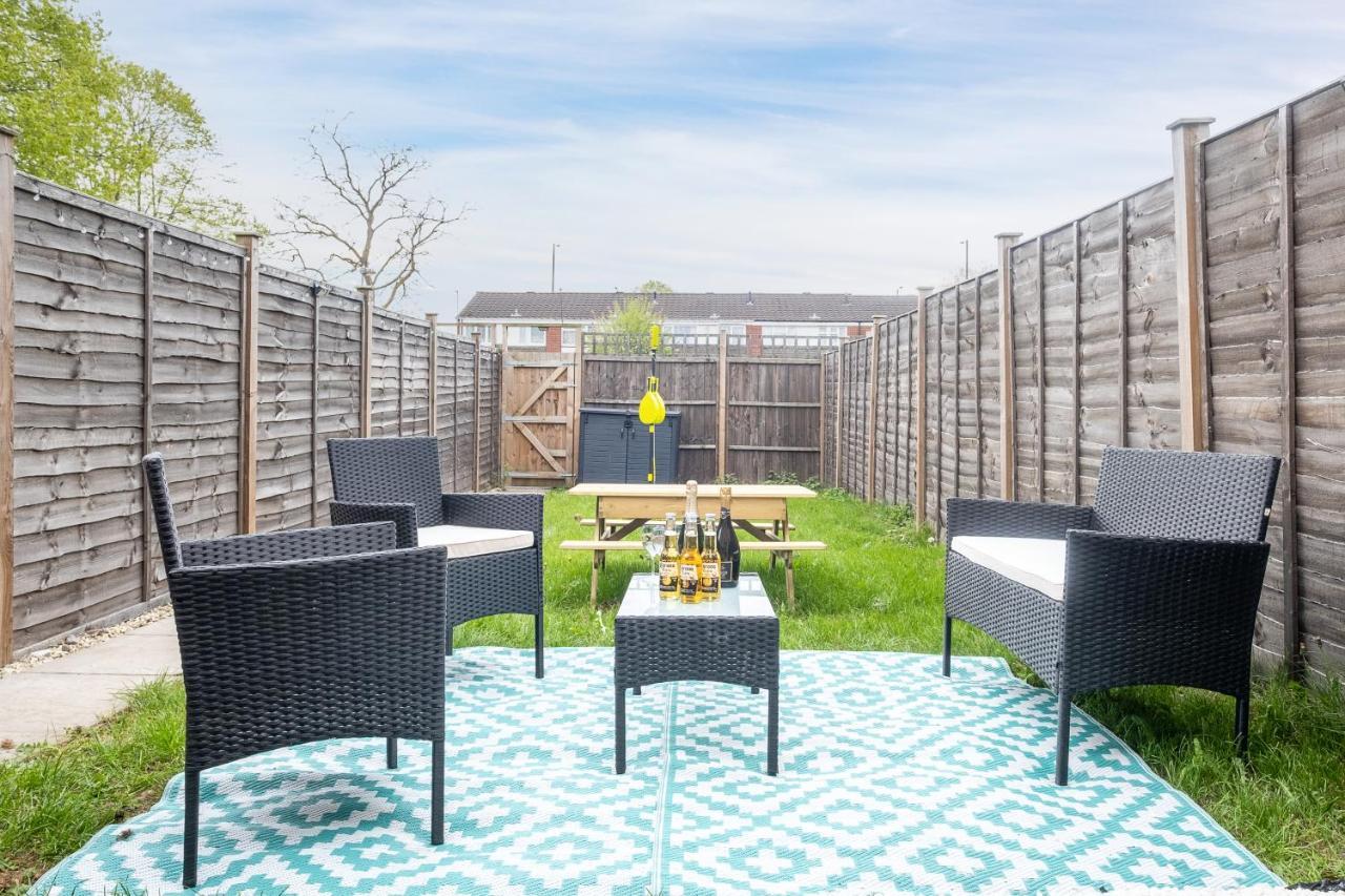 Luxury 2 Bed House Centre ✘ Bbq & Garden ☆ Family Friendly→ Swingball & Outdoor Furniture - Free Parking → With 50 Inch Smart Tv, Free Netflix & Wifi ✘ Comfy Seating Area - By Maevela Birmingham
