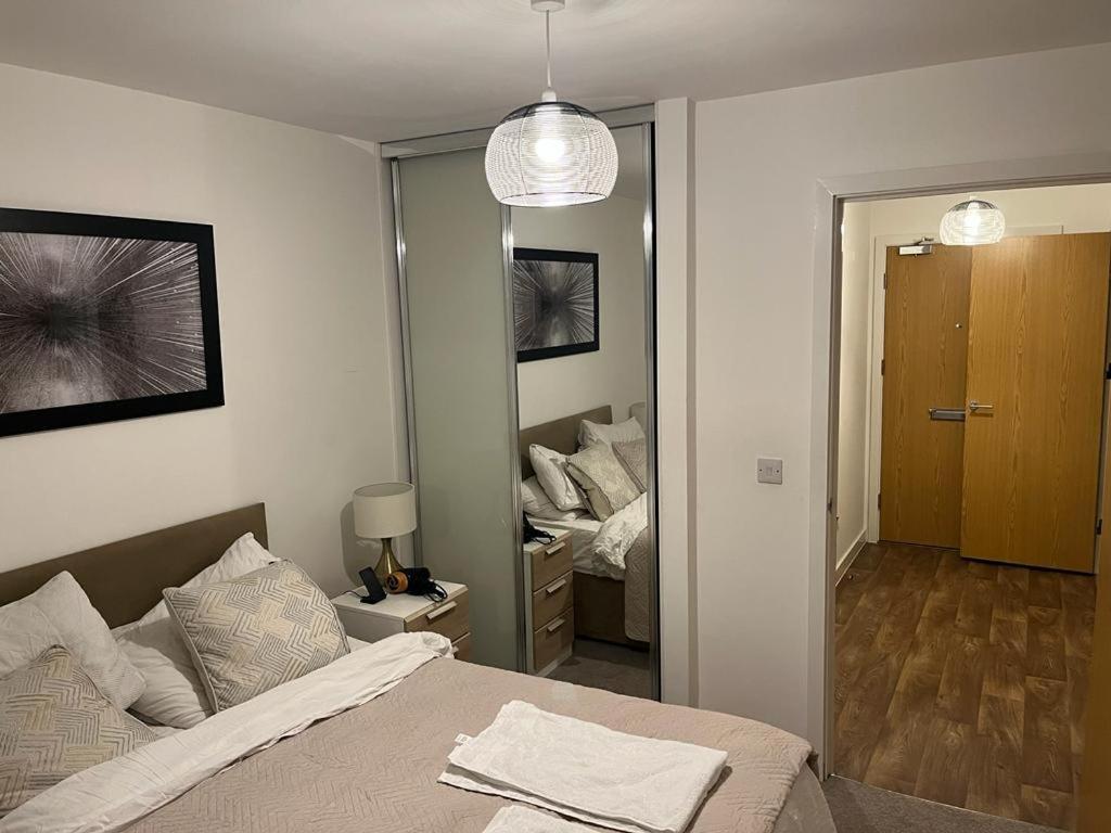 Apartment Swanky 2 Bedroom Serviced With Free Parking & Wifi!