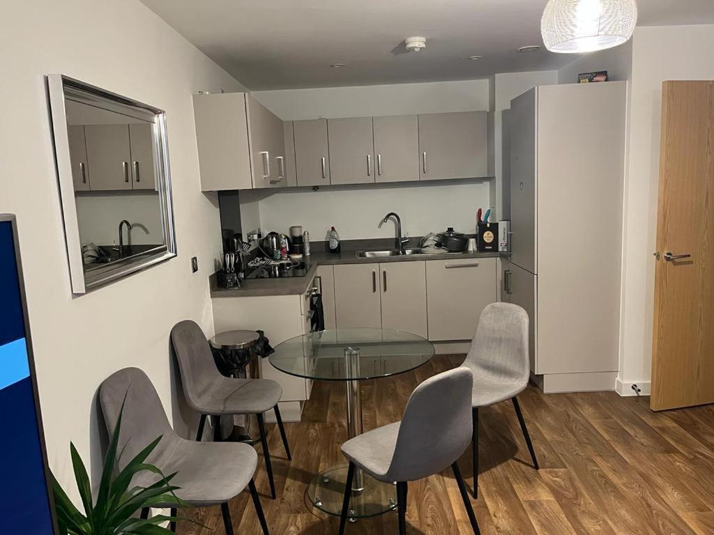 Swanky 2 Bedroom Serviced With Free Parking & Wifi! *
