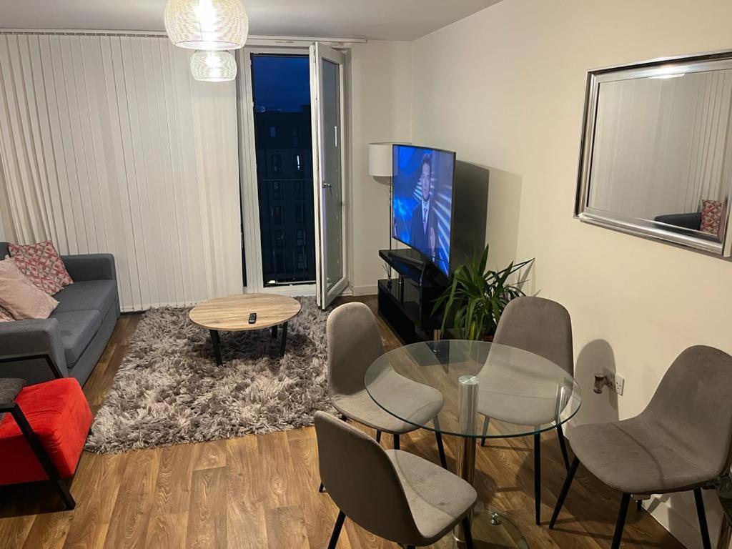 Swanky 2 Bedroom Serviced With Free Parking & Wifi!